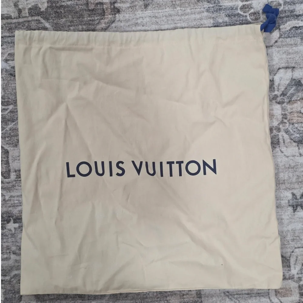 * EXCLUSIVE * Hopescope Louis Vuitton Wallet and Signed Photo - Picture 10 of 10